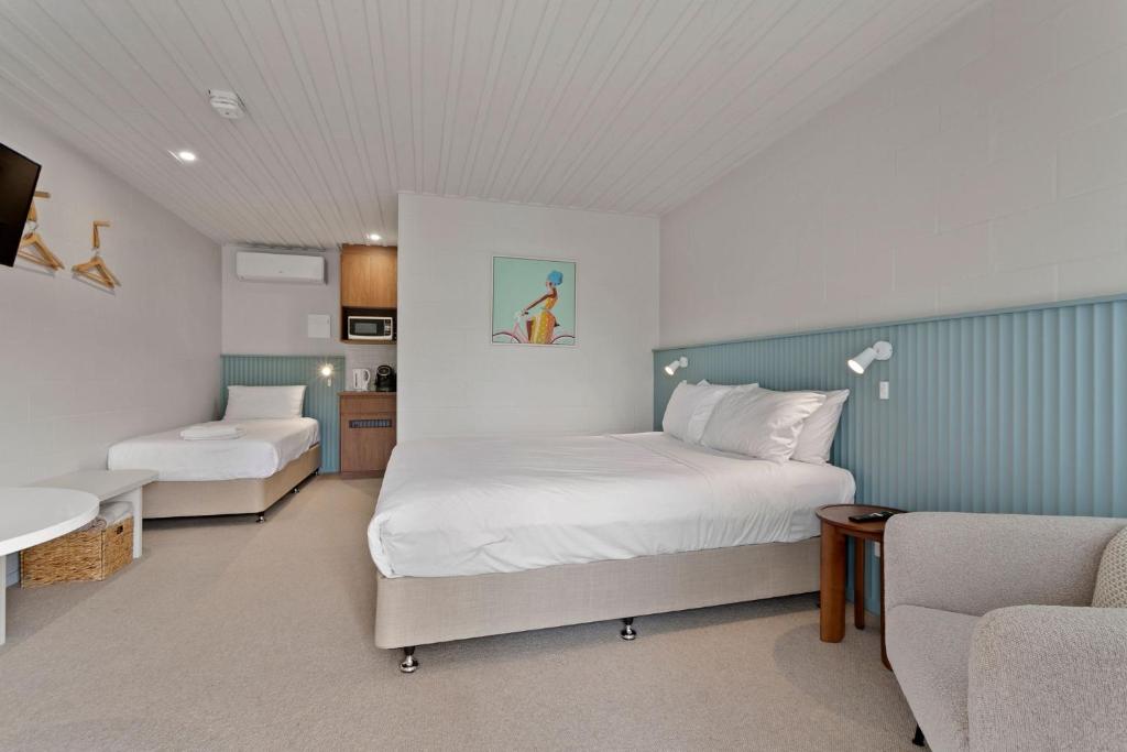 1 dormitorio con cama, sofá y mesa en Shaen Street Motel, en Port Lincoln