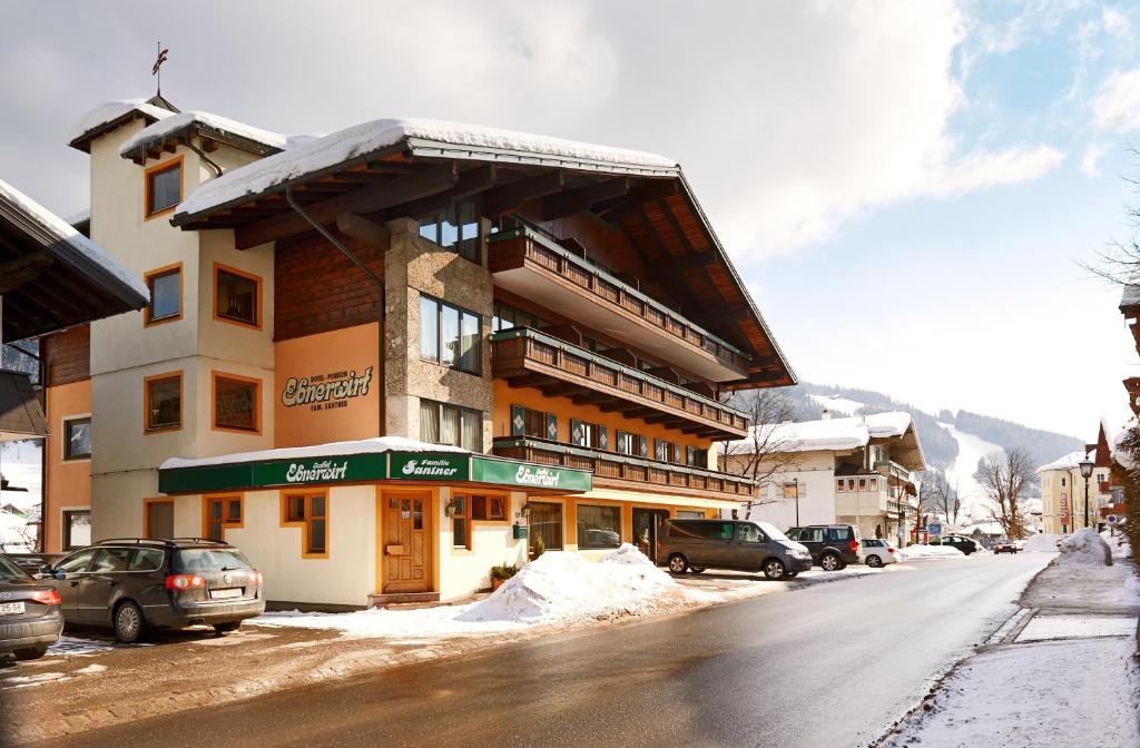 een gebouw aan de kant van een met sneeuw bedekte straat bij Pension Ebnerwirt in Eben im Pongau