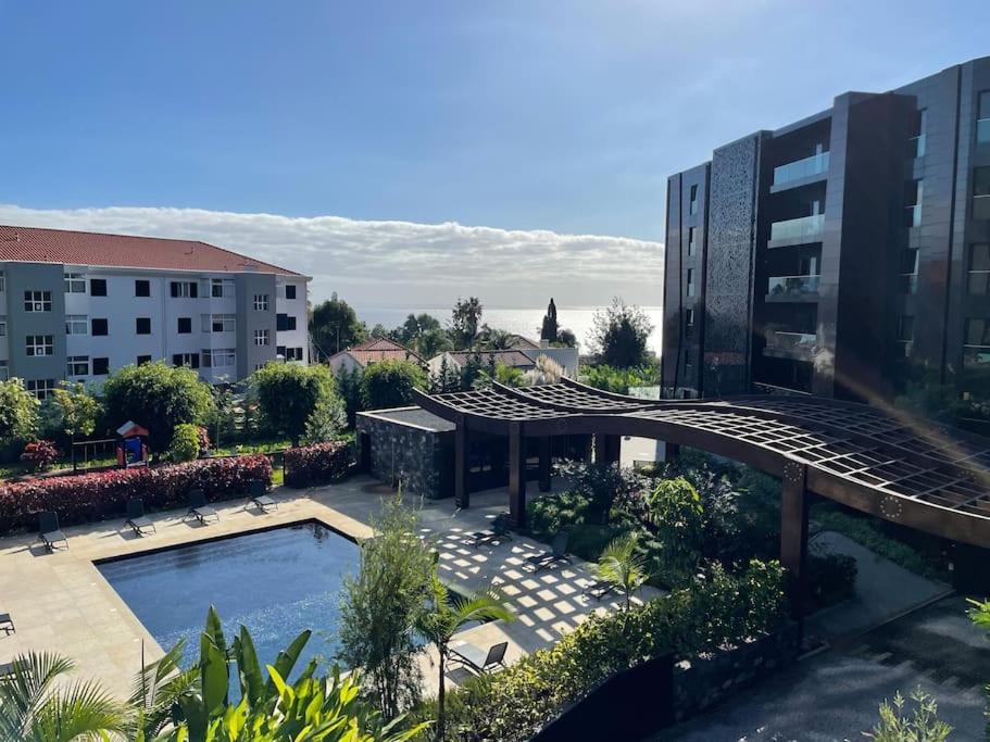 - une vue sur un bâtiment avec piscine dans l'établissement Magic Home, everything you need., à Funchal