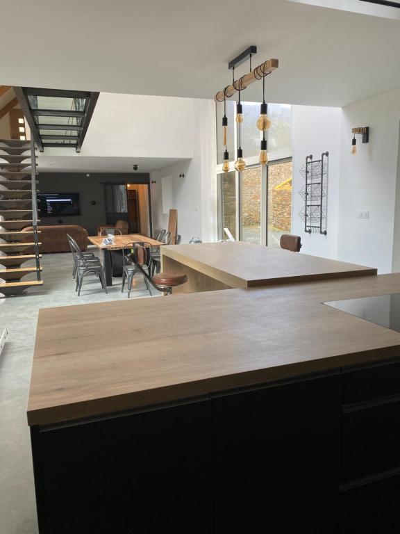 une cuisine avec un comptoir et une salle à manger dans l'établissement Le Terminus de Jobourg, à Jobourg