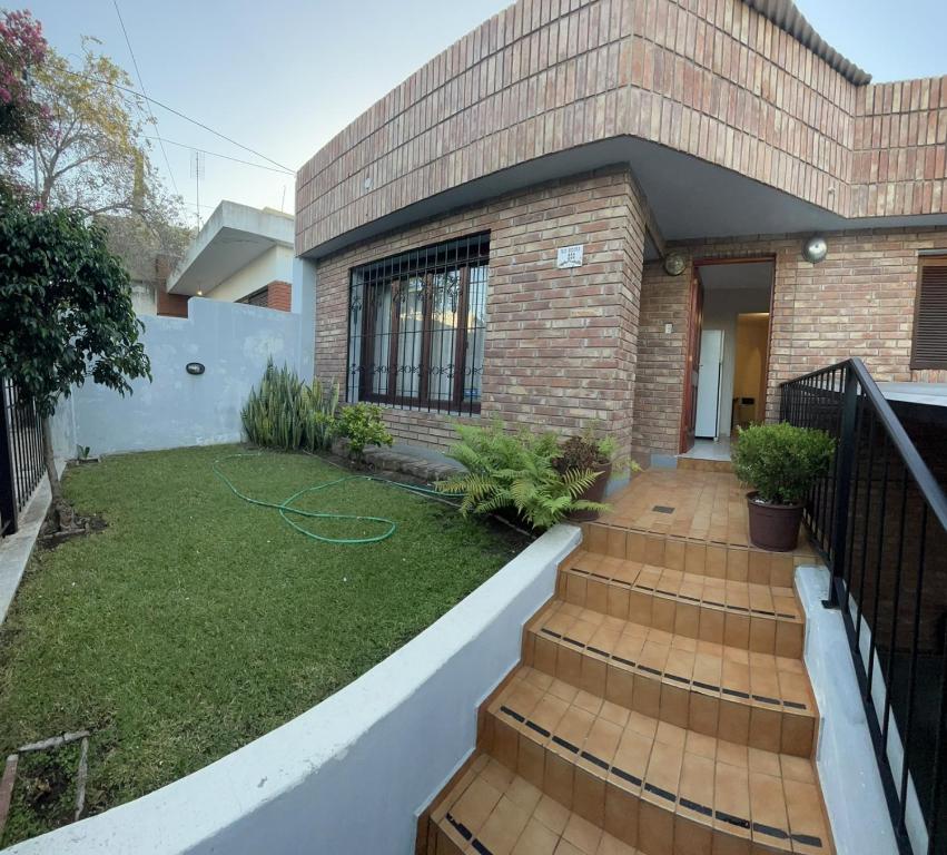 una casa de ladrillo con una pasarela y un patio en Apartamento Nuevo Centro en Córdoba