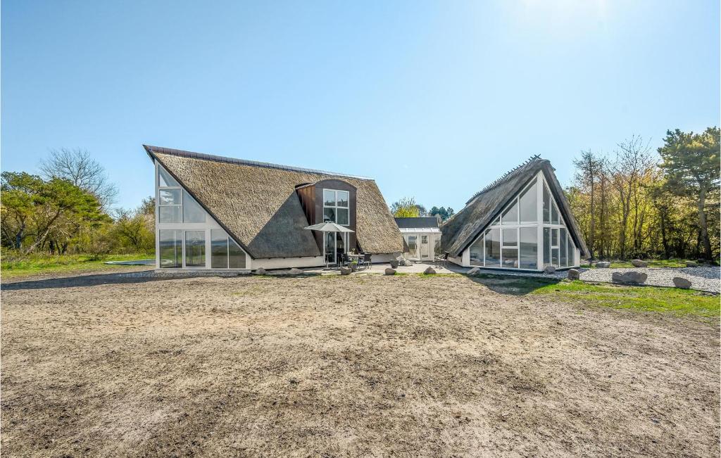 SkattebølleにあるNice Home In Tranekr With House Sea Viewの襖屋根の家像