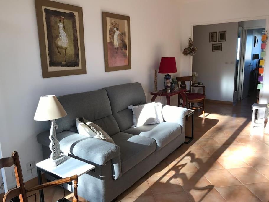 een woonkamer met een bank en een tafel bij Les Collines d'Estanove, charming, bright, calm place with pool in Montpellier