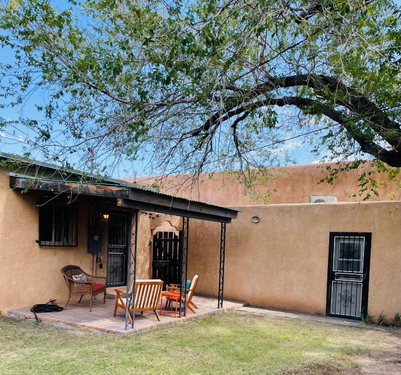 Vintage charm vacation home with modern comforts near Old Town - Maison De Trois Chambres