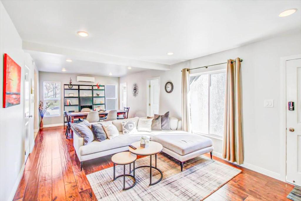uma sala de estar com um sofá branco e uma mesa em Modern 2-Bedroom Haven in the Heart of LA- HUD-VP em Los Angeles