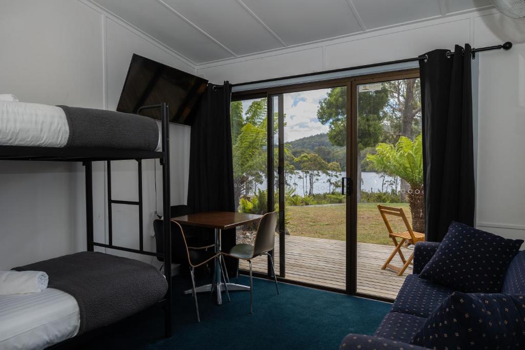 Postel nebo postele na pokoji v ubytování Tullah Lakeside Lodge