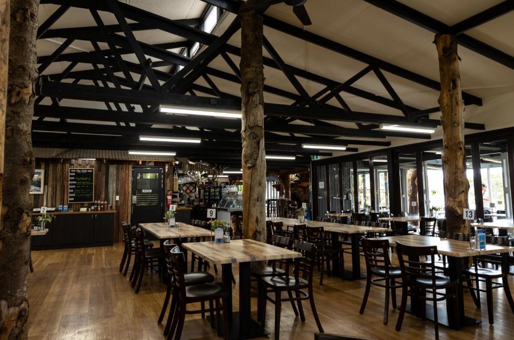 Restaurace v ubytování Tullah Lakeside Lodge
