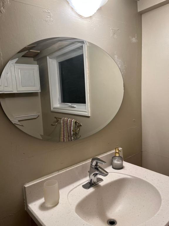 een badkamer met een wastafel en een spiegel bij Mulberry court in Windsor