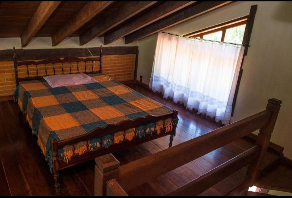 Un pat sau paturi într-o cameră la Chalé vista exuberante na Serrinha do Alambari