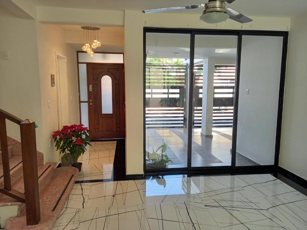 a lobby with a glass door and a staircase at Habitaciones Amubladas Logos II in Veracruz