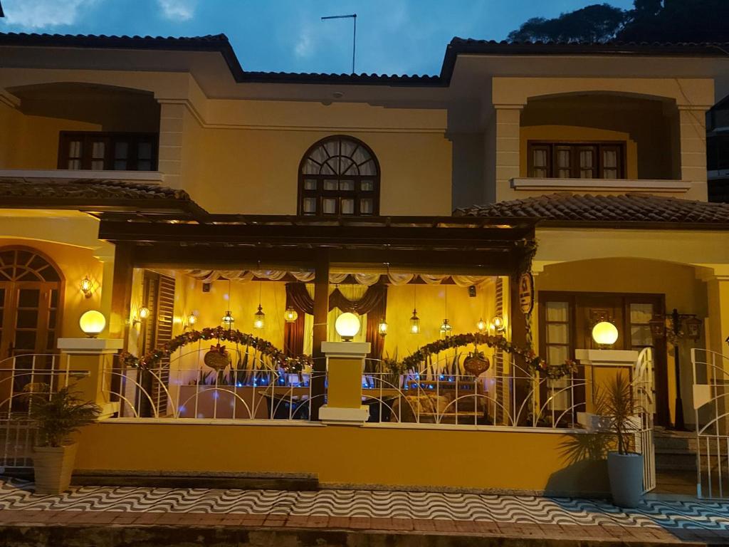 una casa con un ristorante di fronte di Casa Amarela Pousada a Domingos Martins