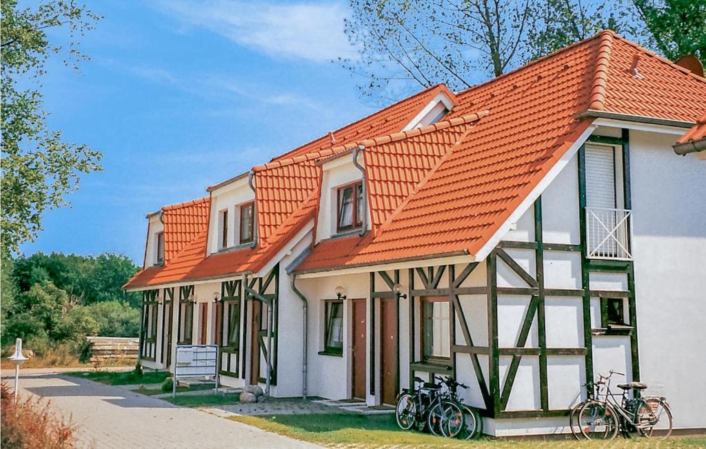 ein Haus mit zwei Fahrrädern davor geparkt in der Unterkunft Ferienwohnpark Gustow in Gustow