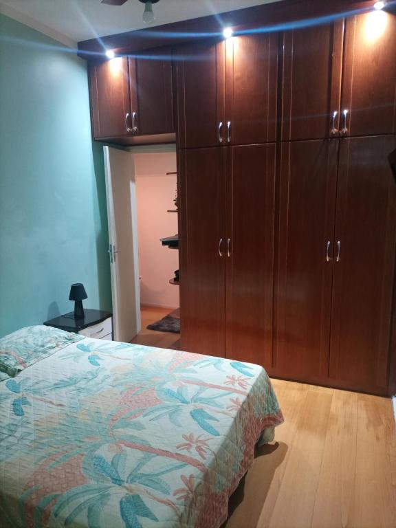 um quarto com uma cama e armários de madeira em Catete 247 no Rio de Janeiro