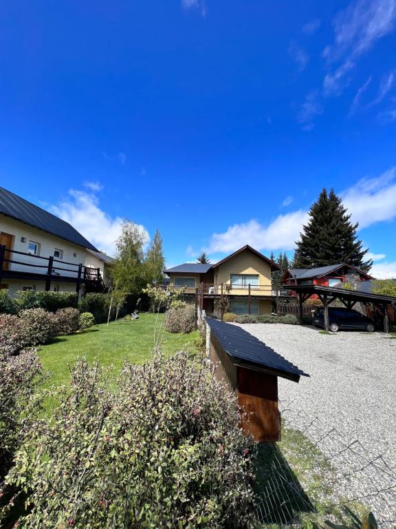 a view of a yard with a house at El Foye in Villa La Angostura