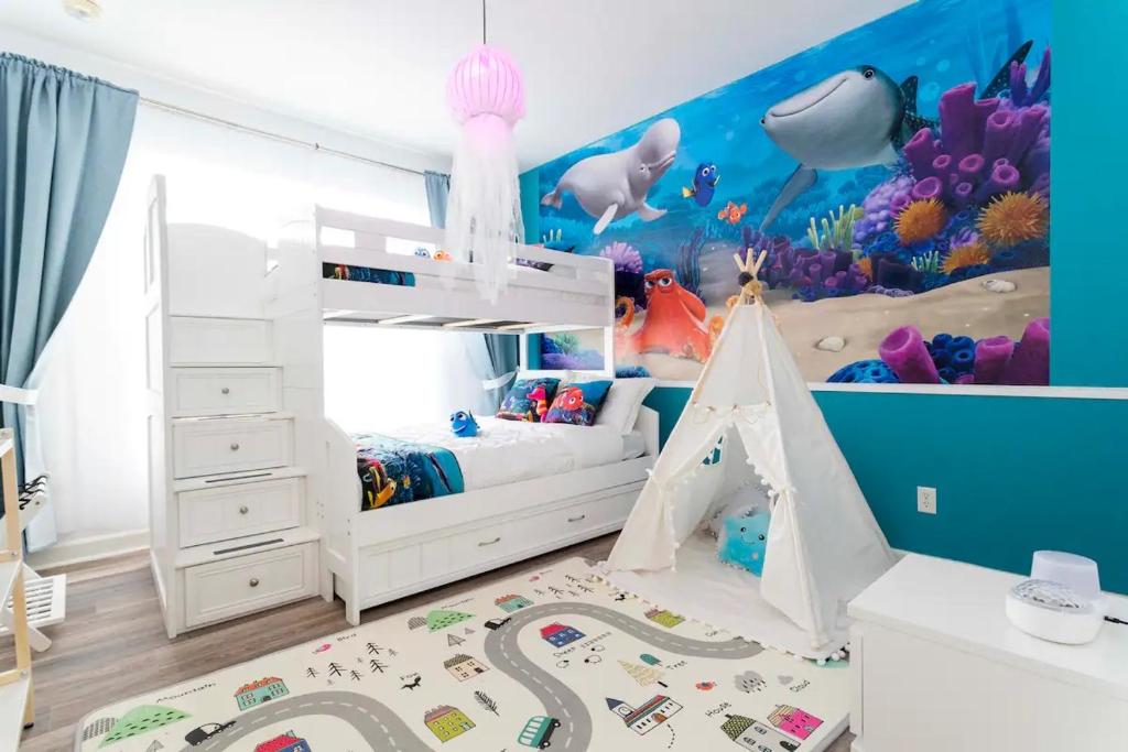 - une chambre pour enfants avec un lit et un thème sous-marin dans l'établissement Beautiful Orlando Apt with Nemo Bedroom, 15 min to Disney!, à Kissimmee