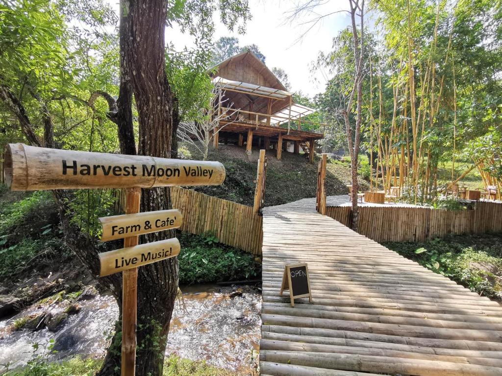 Ein Schild, auf dem steht: Ernte, Mondtal und Farm und der Markt in der Unterkunft Harvest Moon Valley in Ban Pang Luang