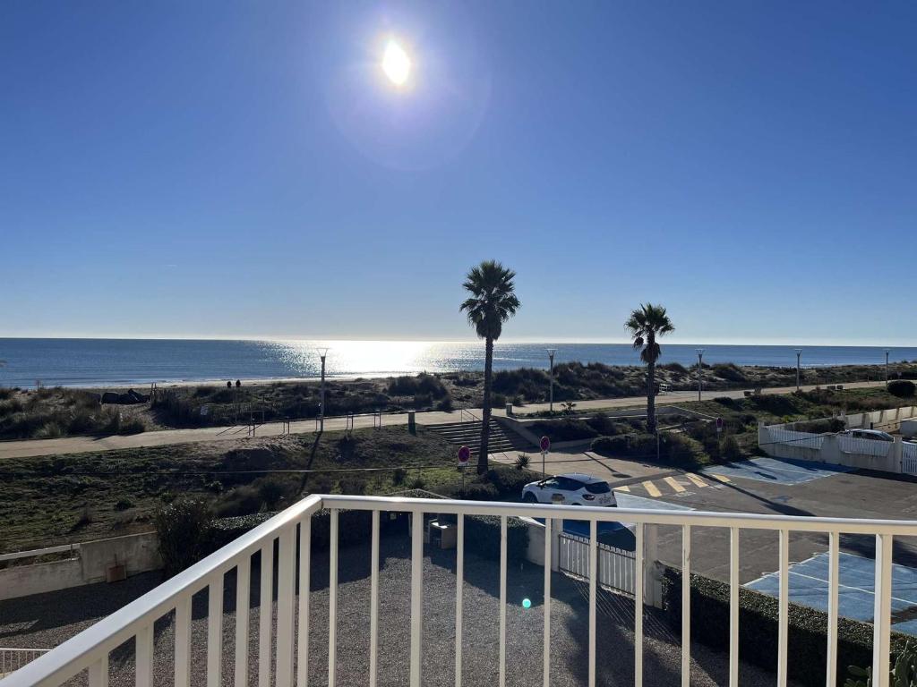 une vue sur la plage depuis le balcon d'un condo dans l'établissement Appartement à 2 pas de la plage avec terrasse et parking - FR-1-387-186, à Marseillan