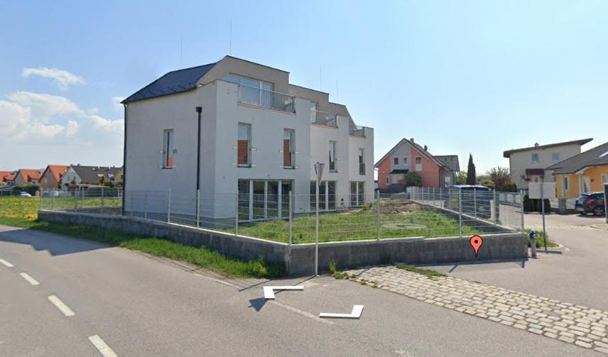 un gran edificio blanco al lado de una carretera en Betariel Golf Club Villas en Velm