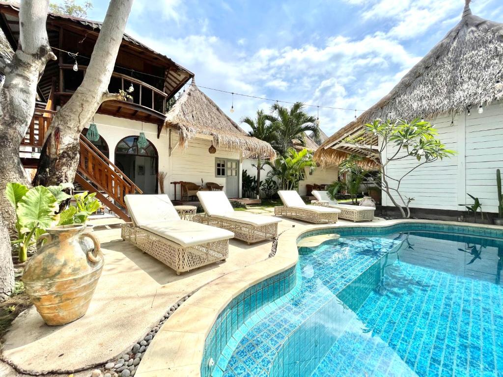 Villa con piscina y complejo en Gili Breeze Tropical Bungalows, en Gili Trawangan