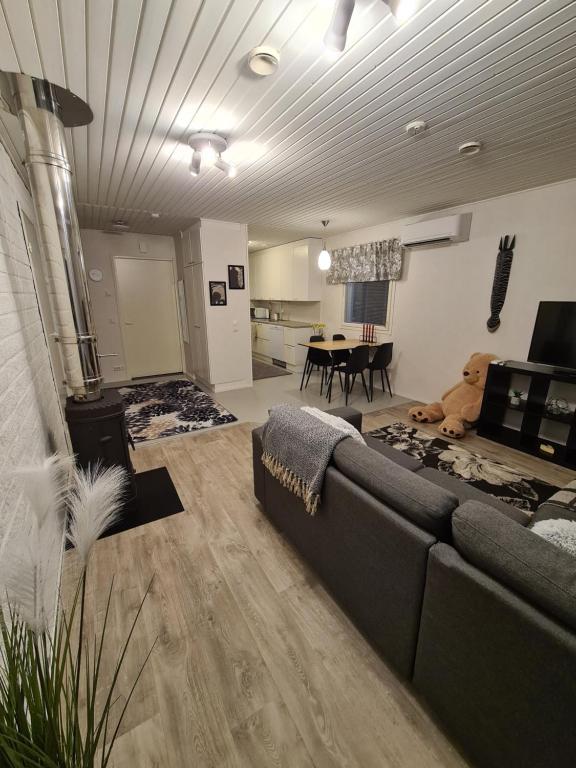 sala de estar con sofá y mesa en Home nest, en Seinäjoki