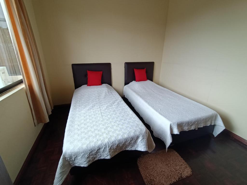 Postel nebo postele na pokoji v ubytování Mountain View Guest House KB
