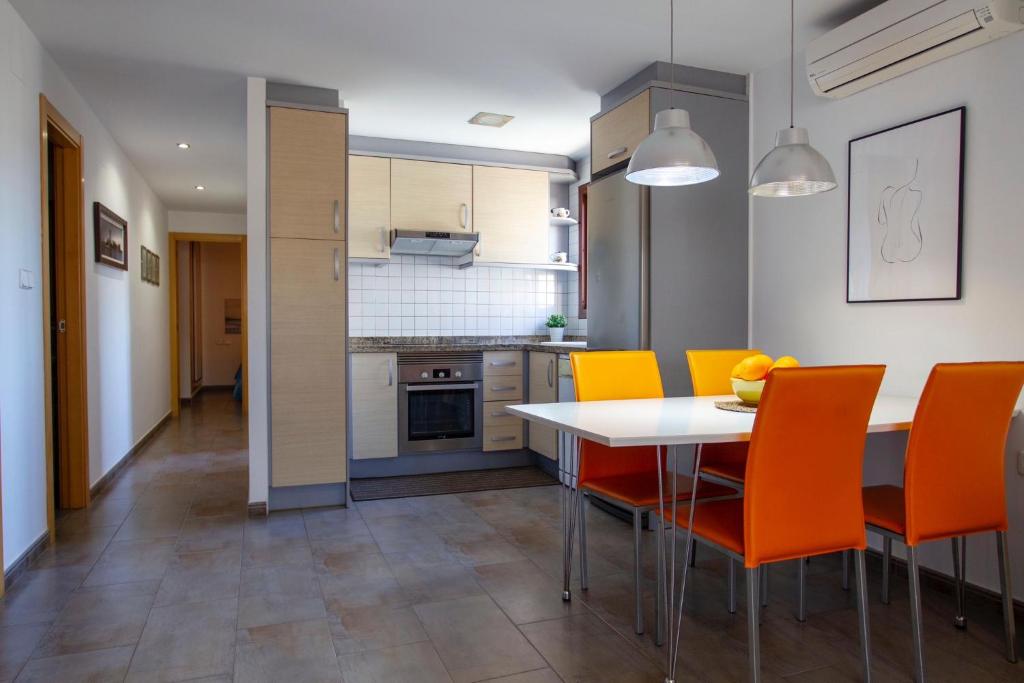 Kuchyň nebo kuchyňský kout v ubytování Apartamento a 50 metros de la playa, Luminoso y acogedor