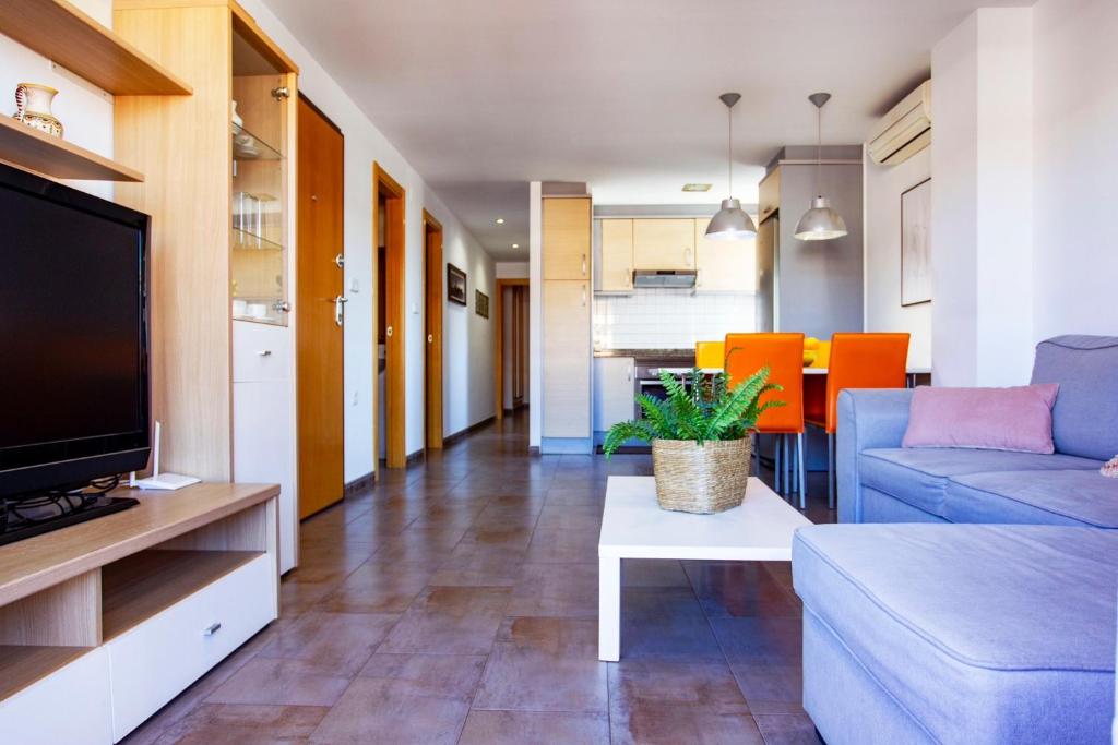 TV a/nebo společenská místnost v ubytování Apartamento a 50 metros de la playa, Luminoso y acogedor