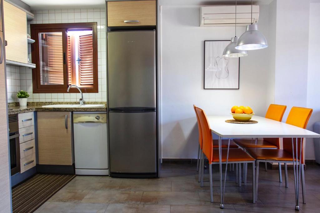 Kuchyň nebo kuchyňský kout v ubytování Apartamento a 50 metros de la playa, Luminoso y acogedor