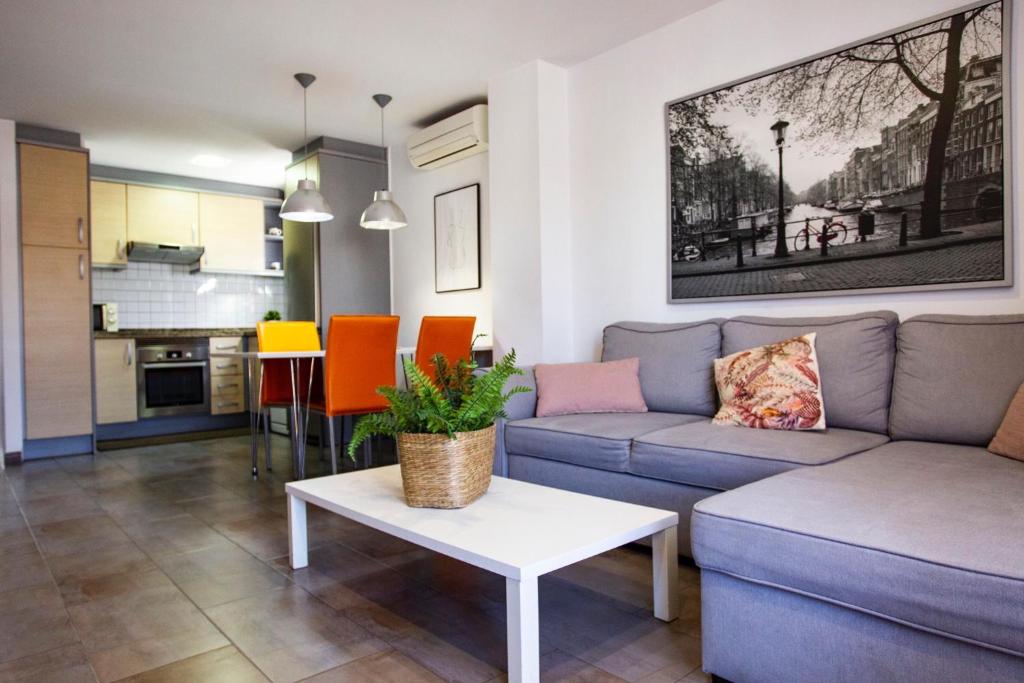 Kuchyň nebo kuchyňský kout v ubytování Apartamento a 50 metros de la playa, Luminoso y acogedor
