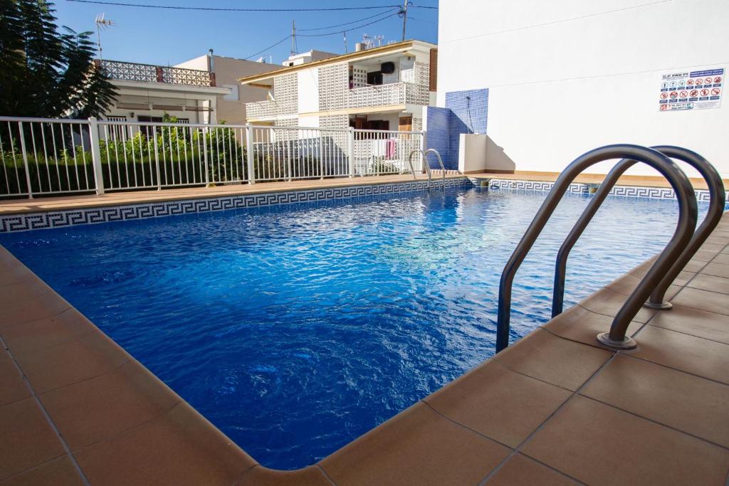 Bazén v ubytování Apartamento a 50 metros de la playa, Luminoso y acogedor nebo v jeho okolí
