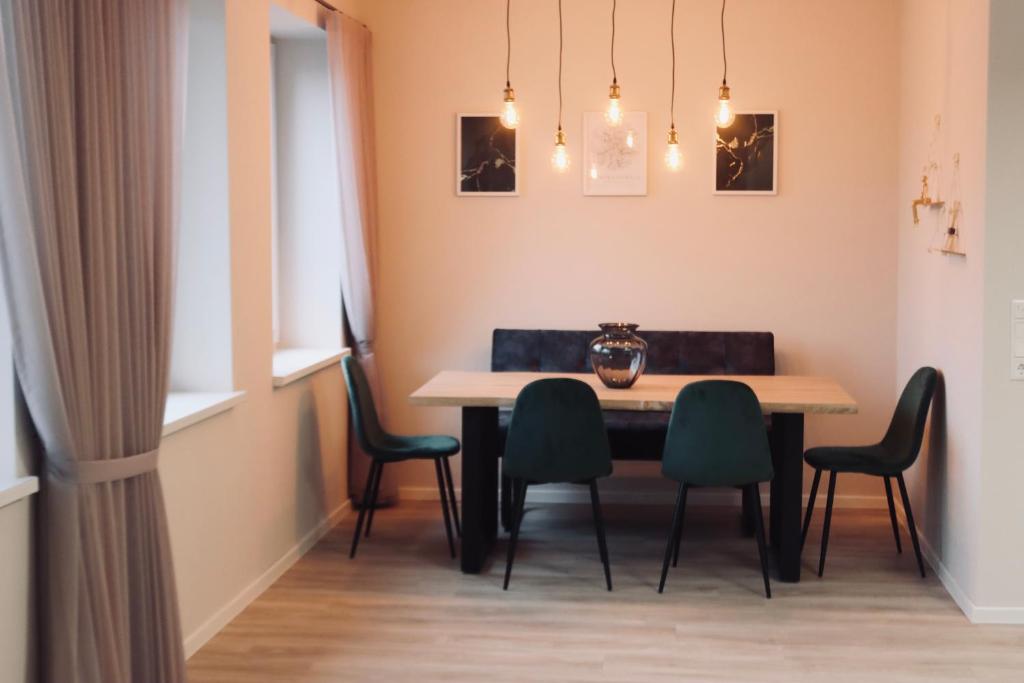 uma sala de jantar com mesa e cadeiras em Apartment im Herzen der Stadt em Braunschweig
