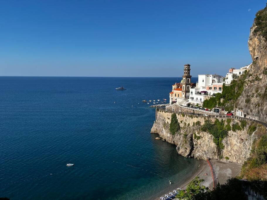 ラヴェッロにあるCasa Angelicaの海のそばの断崖の上の一群