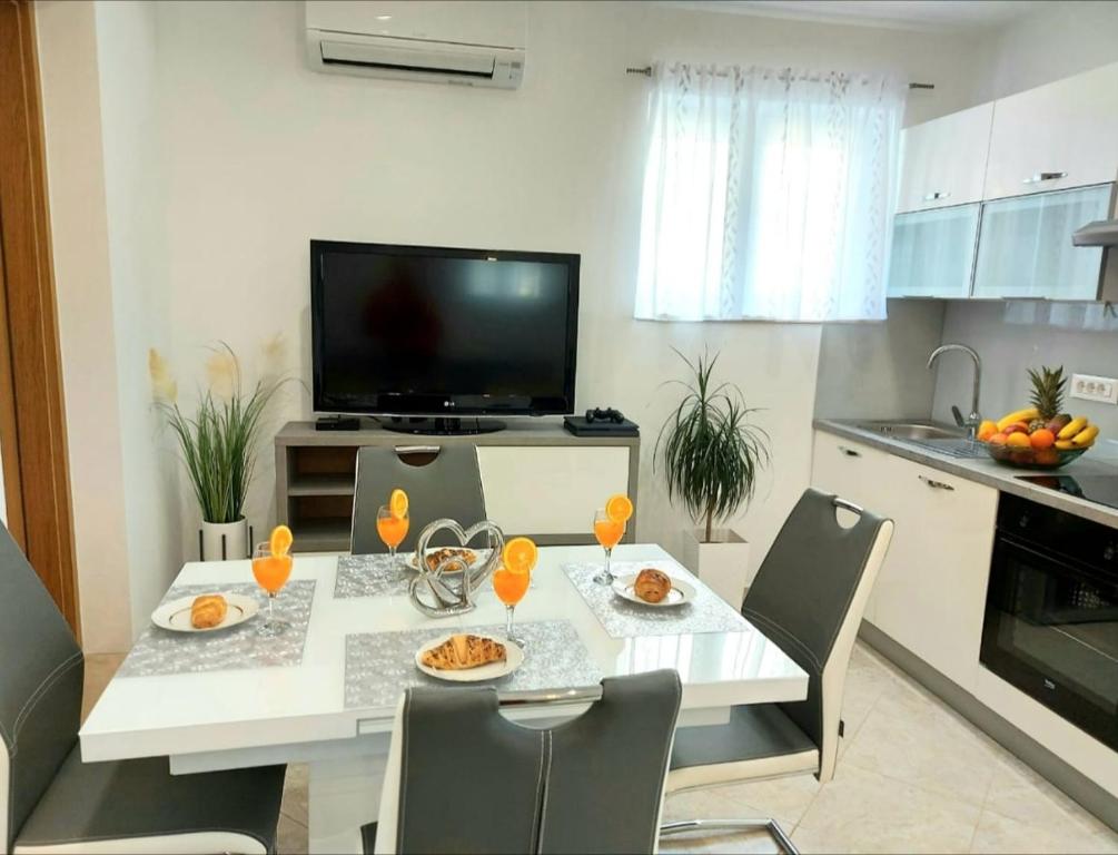 Kuchyňa alebo kuchynka v ubytovaní Apartman Dalibor, Stanići - Omiš