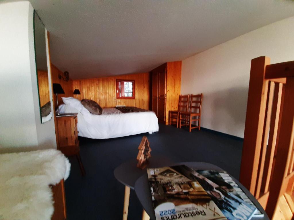 Telewizja i/lub zestaw kina domowego w obiekcie RESIDENCE LE RUITOR Duplex dernier étage vue panoramique piscine chauffée en été classé 4 Cristaux Paradiski