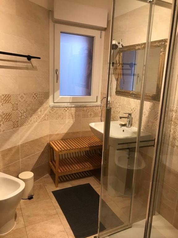 ein Bad mit einer Dusche, einem Waschbecken und einem WC in der Unterkunft Villa Rita in Grado