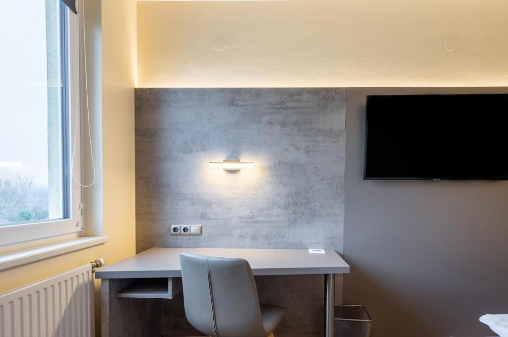 Televízia a/alebo spoločenská miestnosť v ubytovaní Das Reinisch Just Rooms