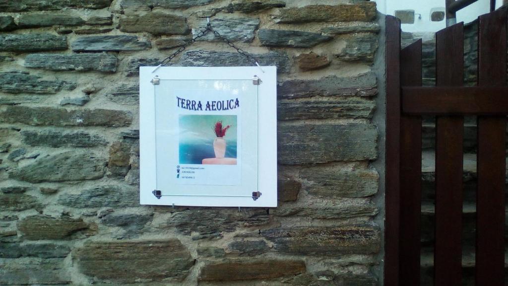 Znak na ścianie ceglanej w obiekcie Terra Aeolica w mieście Arnados