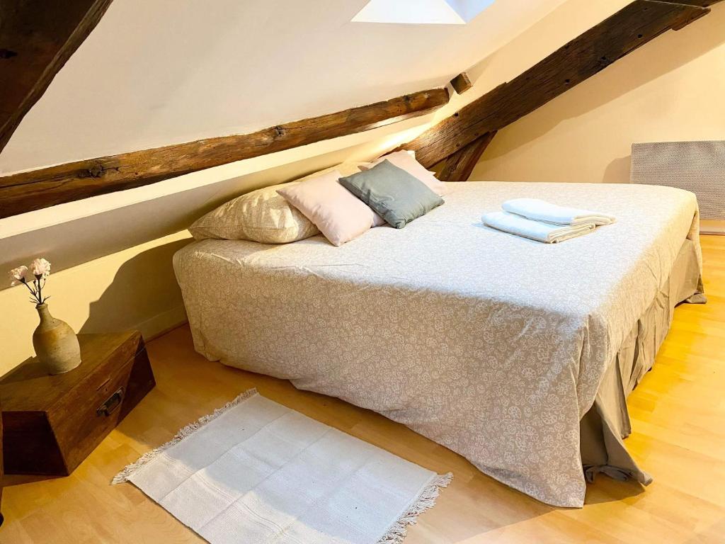 a bedroom with a bed with towels on it at Charmant studio au coeur de Blois in Blois
