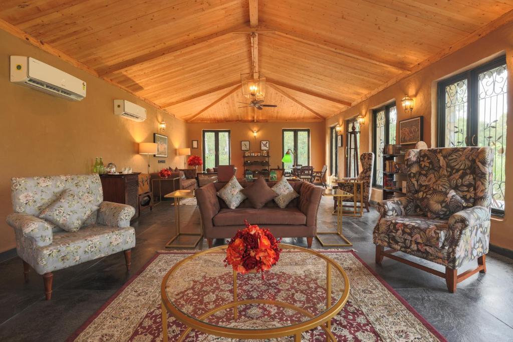 Area soggiorno di Aalia Jungle Retreat and Spa, Bandarjudh, Haridwar - Araiya Anthology