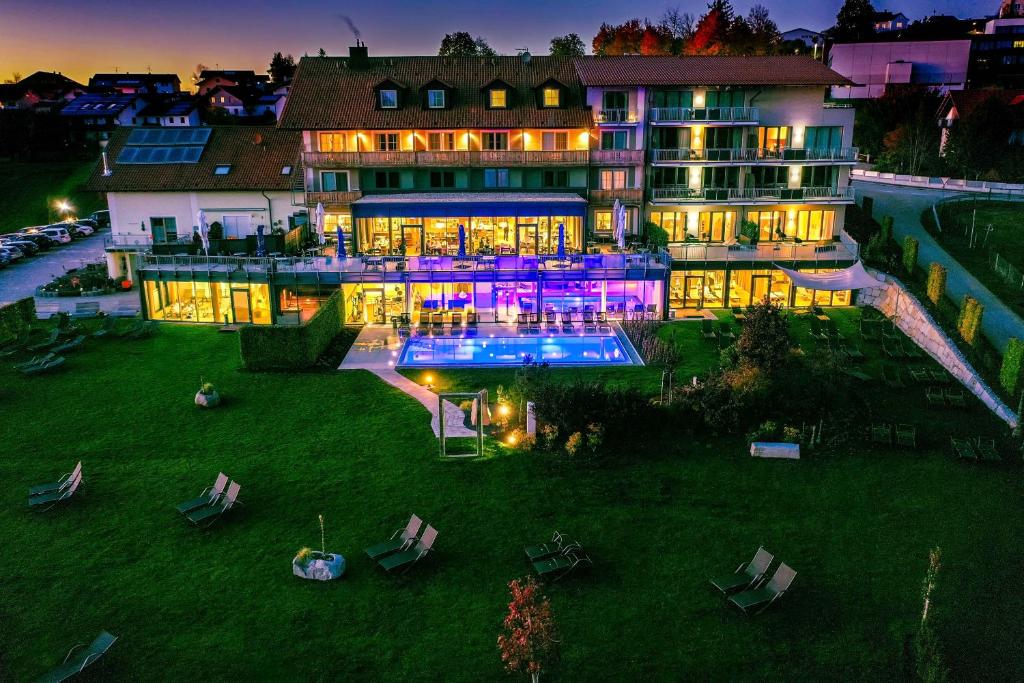 een luchtzicht op een groot gebouw met een zwembad bij Landrefugium Obermüller SPA & Naturresort 4,5 Sterne in Untergriesbach