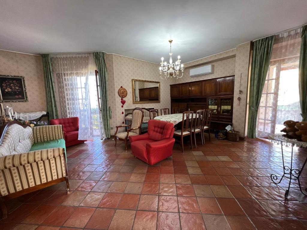 sala de estar con mesa y sillas y comedor en A casa di Giò, en Fuscaldo