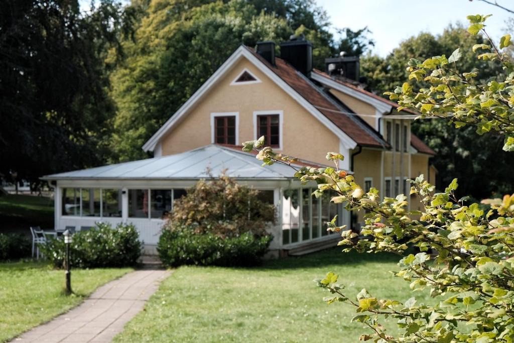 uma casa com um alpendre e um quintal em Stocklycke Omberg em Omberg
