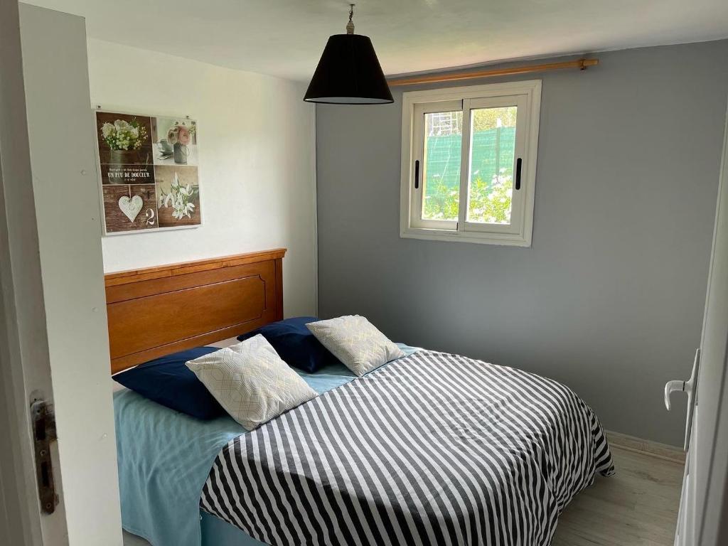 Schlafzimmer mit einem Bett und einem Fenster in der Unterkunft ti kaz Martin Dé O la Réunion in La Plaine des Cafres
