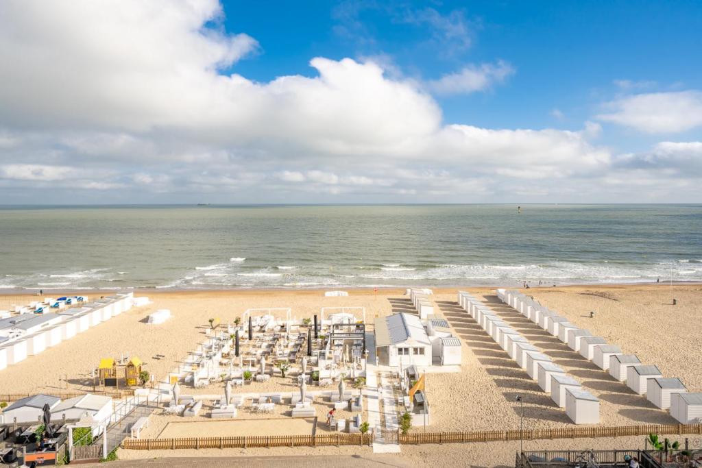 een luchtzicht op het strand en de oceaan bij Luxueuze suite met frontaal zeezicht in Knokke-Heist
