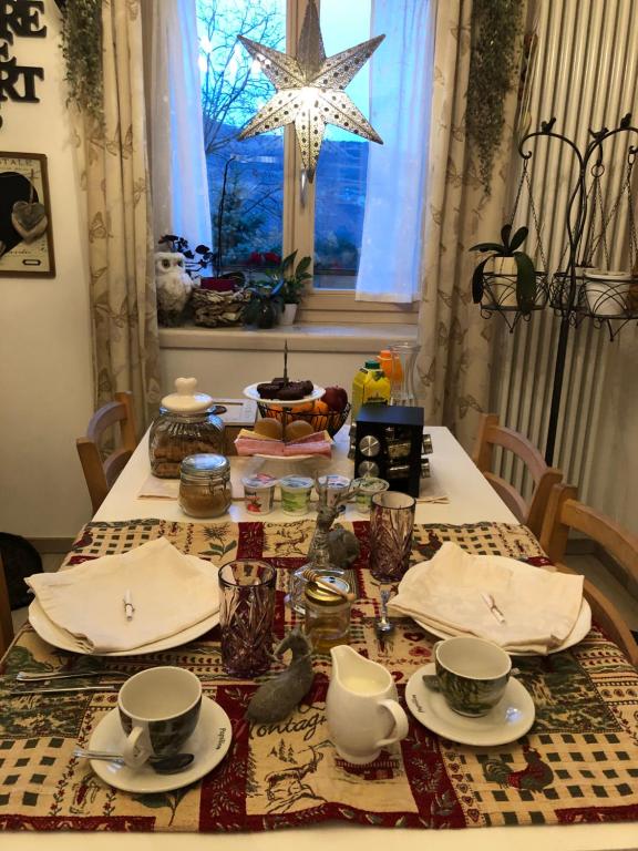 stół jadalny z blatem świątecznym i gwiazdką w obiekcie Haus Senter 
