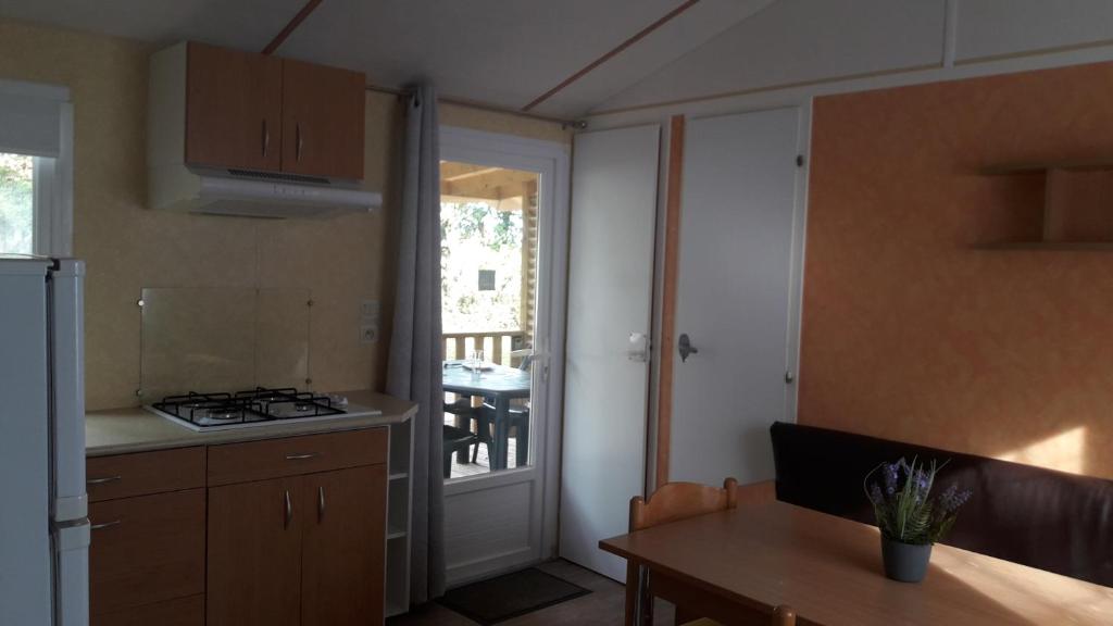 Kuchyňa alebo kuchynka v ubytovaní Mobil Home camping 3*** piscine chauffée