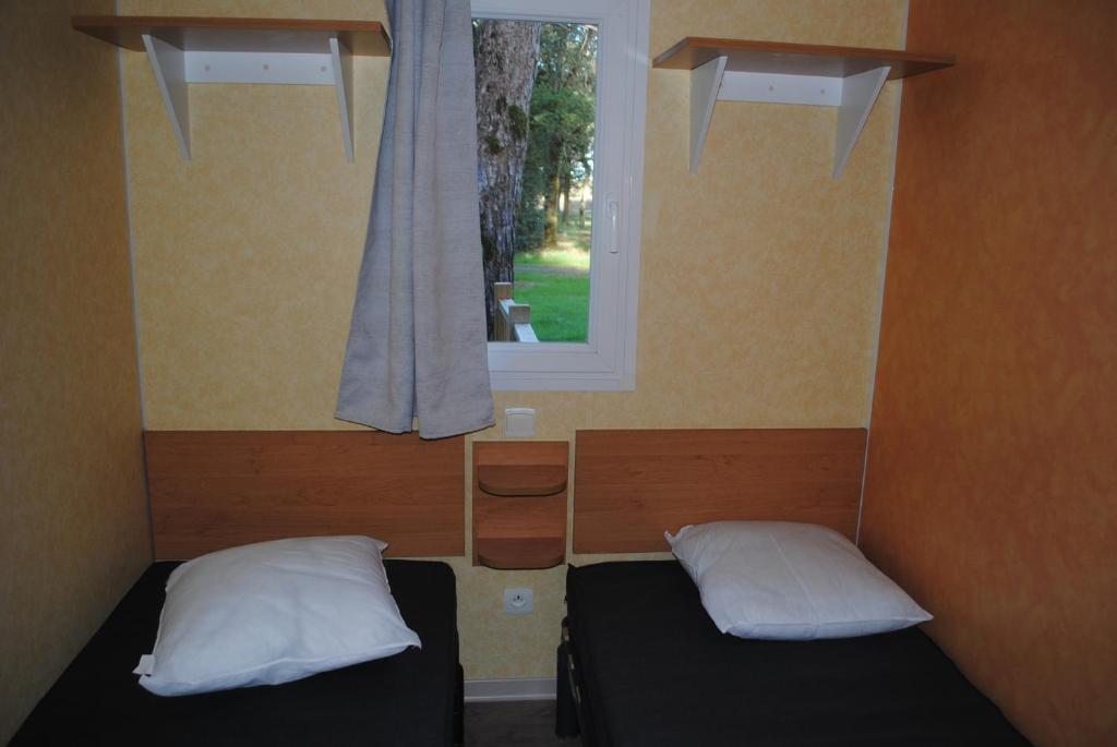 Posteľ alebo postele v izbe v ubytovaní Mobil Home camping 3*** piscine chauffée