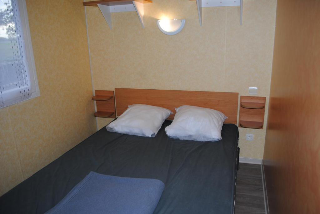 Posteľ alebo postele v izbe v ubytovaní Mobil Home camping 3*** piscine chauffée