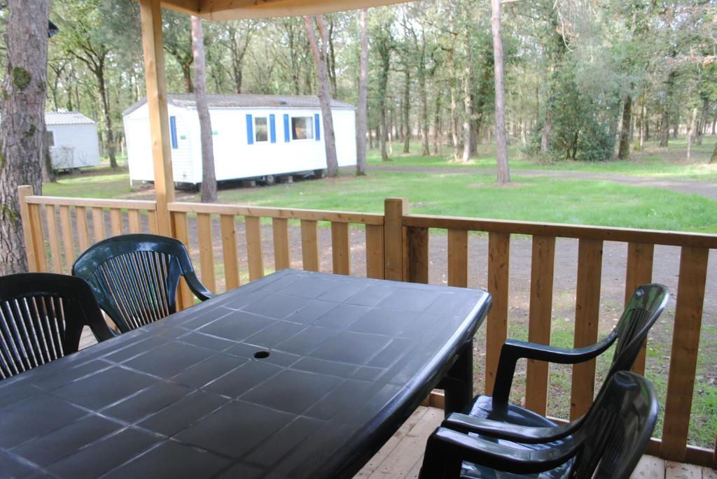 Fotografia z galérie ubytovania Mobil Home camping 3*** piscine chauffée v destinácii La Boissière-de-Montaigu
