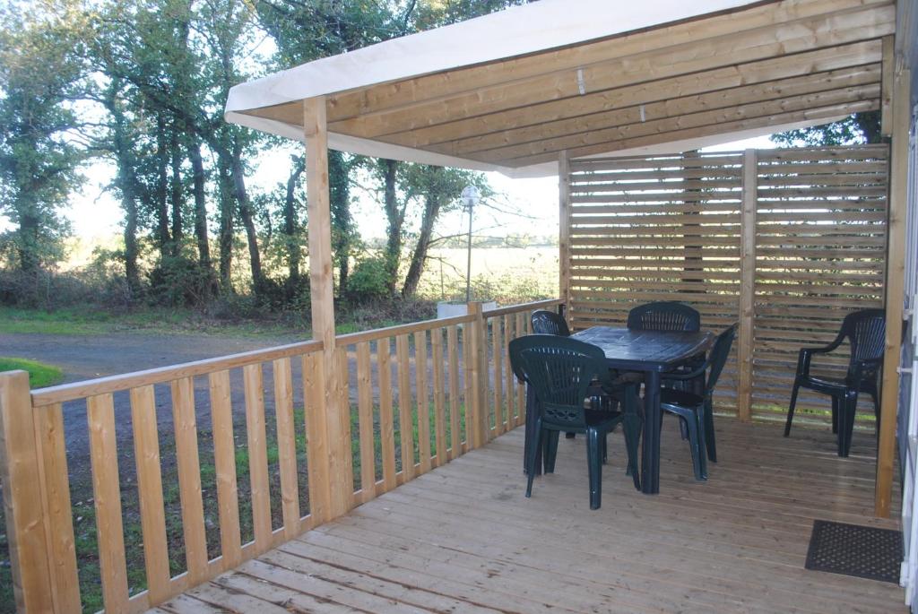 Balkón alebo terasa v ubytovaní Mobil Home camping 3*** piscine chauffée